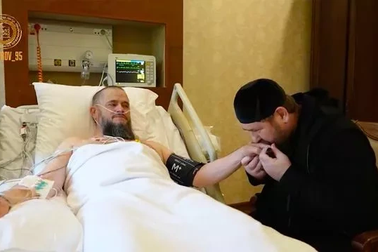 Lãnh đạo Chechnya đăng video thăm người thân ở bệnh viện