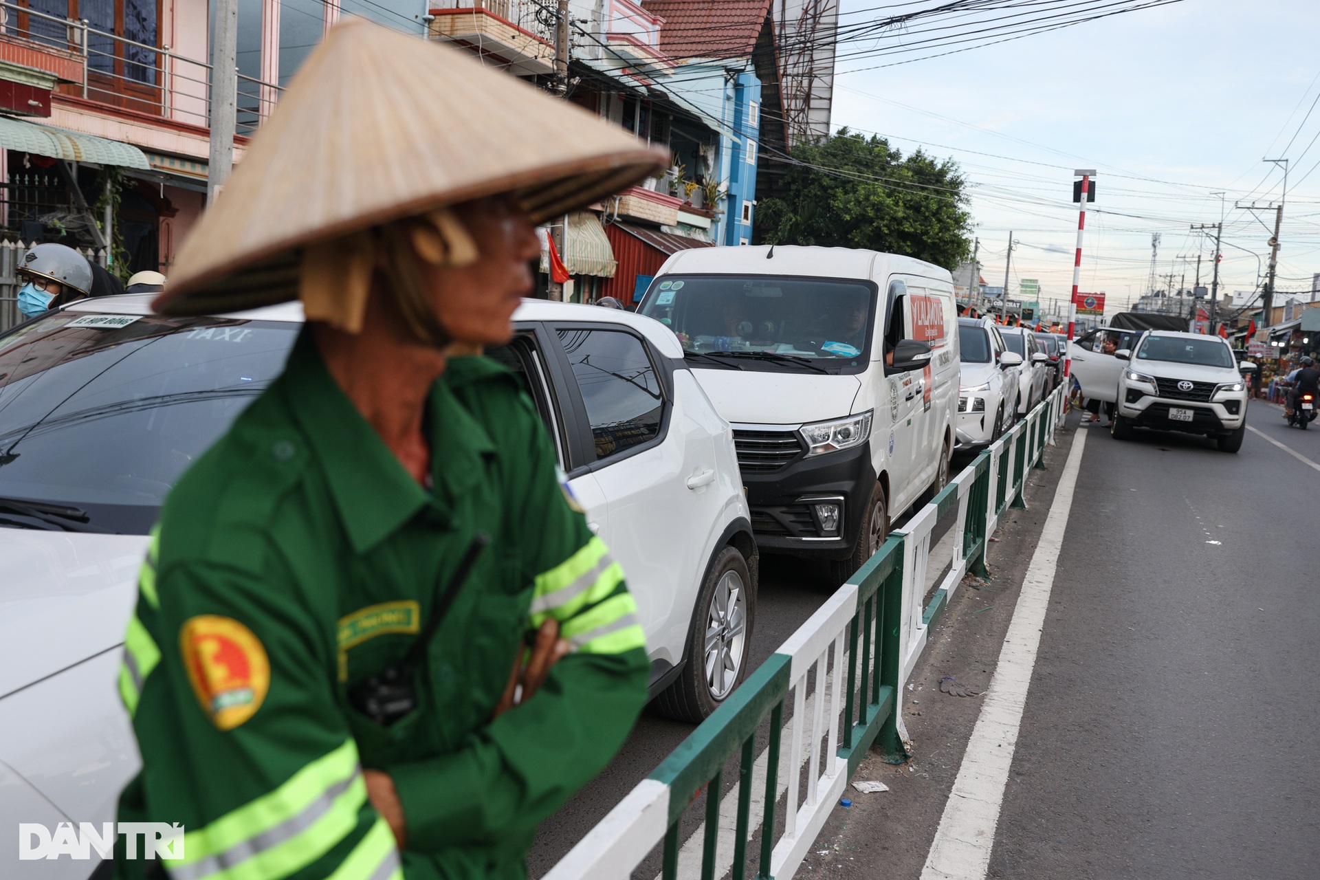 Người dân trở lại TPHCM sau kỳ nghỉ lễ 30/4: Kẹt xe, mệt mỏi dưới nắng nóng - 9 Người dân trở lại TPHCM sau kỳ nghỉ lễ 30/4: Kẹt xe, mệt mỏi dưới nắng nóng - 9