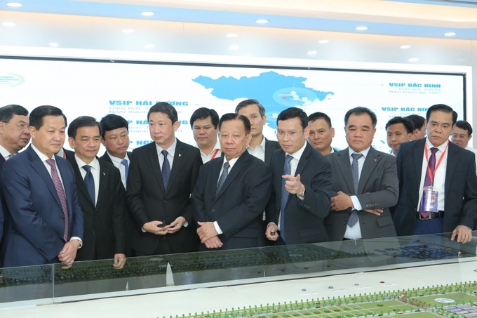 Phó Thủ tướng Chính phủ Lê Minh Khái cùng lãnh đạo tỉnh Bình Dương, VSIP và đại biểu tham quan mô hình VSIP.