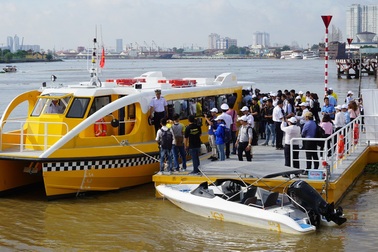 TPHCM: Điều xe buýt đến bến tàu đón khách đi buýt đường sông