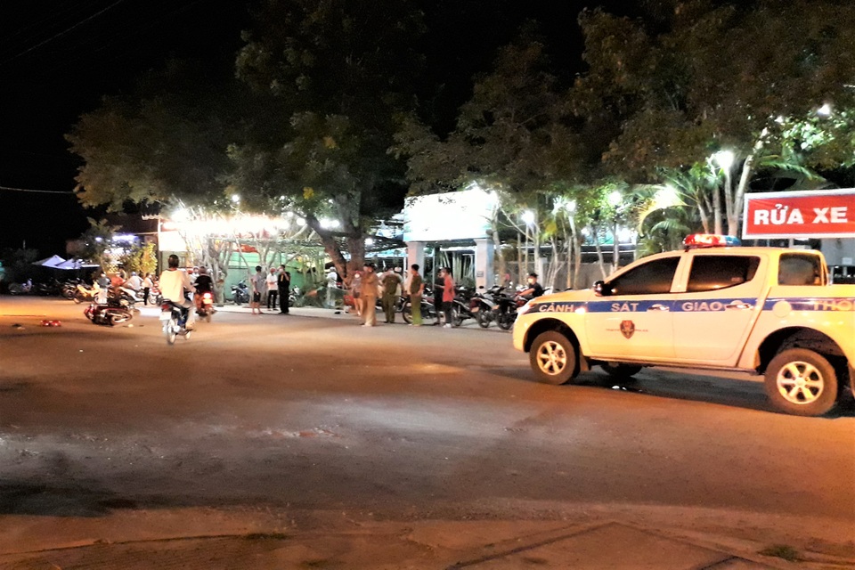 Ô tô 7 chỗ lao vào quán cà phê, ủi hàng loạt xe máy, 3 người bị thương - 1 Ô tô 7 chỗ lao vào quán cà phê, ủi hàng loạt xe máy, 3 người bị thương - 1