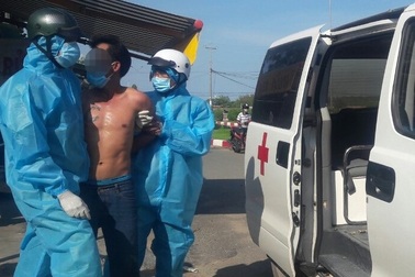 Không chịu ở yên tại nhà, nam thanh niên bị khống chế đi cách ly tập trung