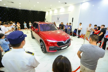 Khách Sài Gòn quyết mua xe máy điện thông minh VinFast chỉ sau… 5 phút bàn bạc