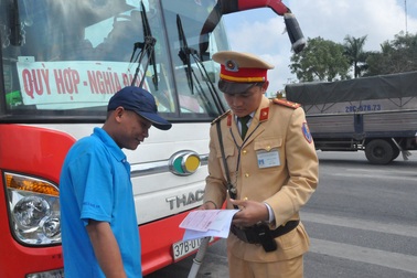 Cao điểm Tết, CSGT “mạnh tay” xử lý xe vi phạm