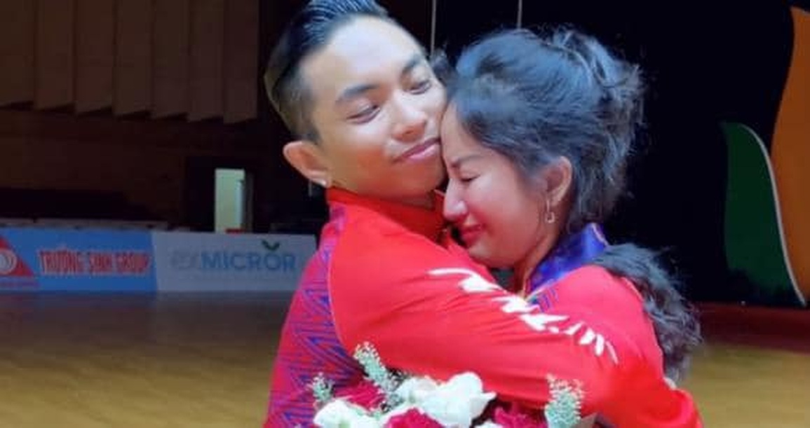 Phan Hiển hôn Khánh Thi sau khi lập kỉ lục cho Việt Nam tại SEA Games - 2 Phan Hiển hôn Khánh Thi sau khi lập kỉ lục cho Việt Nam tại SEA Games - 2
