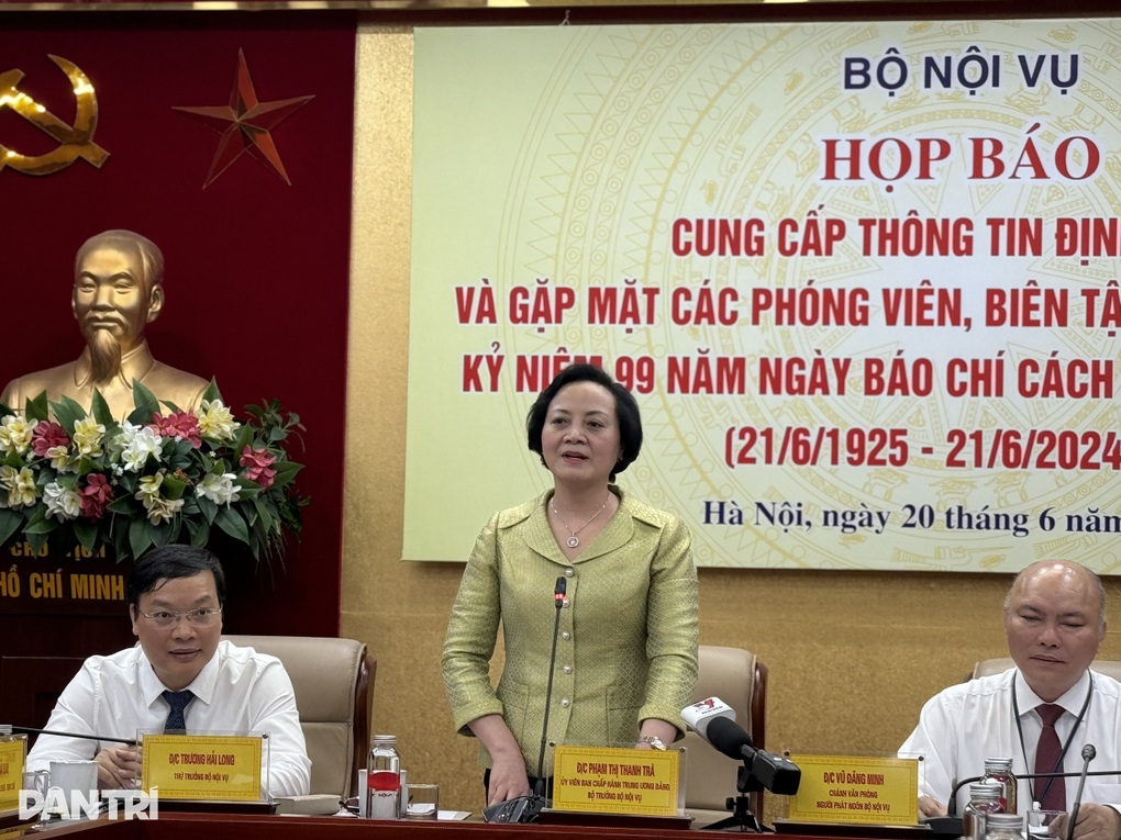 Bộ trưởng Nội vụ: Ngân sách gồng gánh cho bộ máy rất nặng - 1 Bộ trưởng Nội vụ: Ngân sách gồng gánh cho bộ máy rất nặng - 1