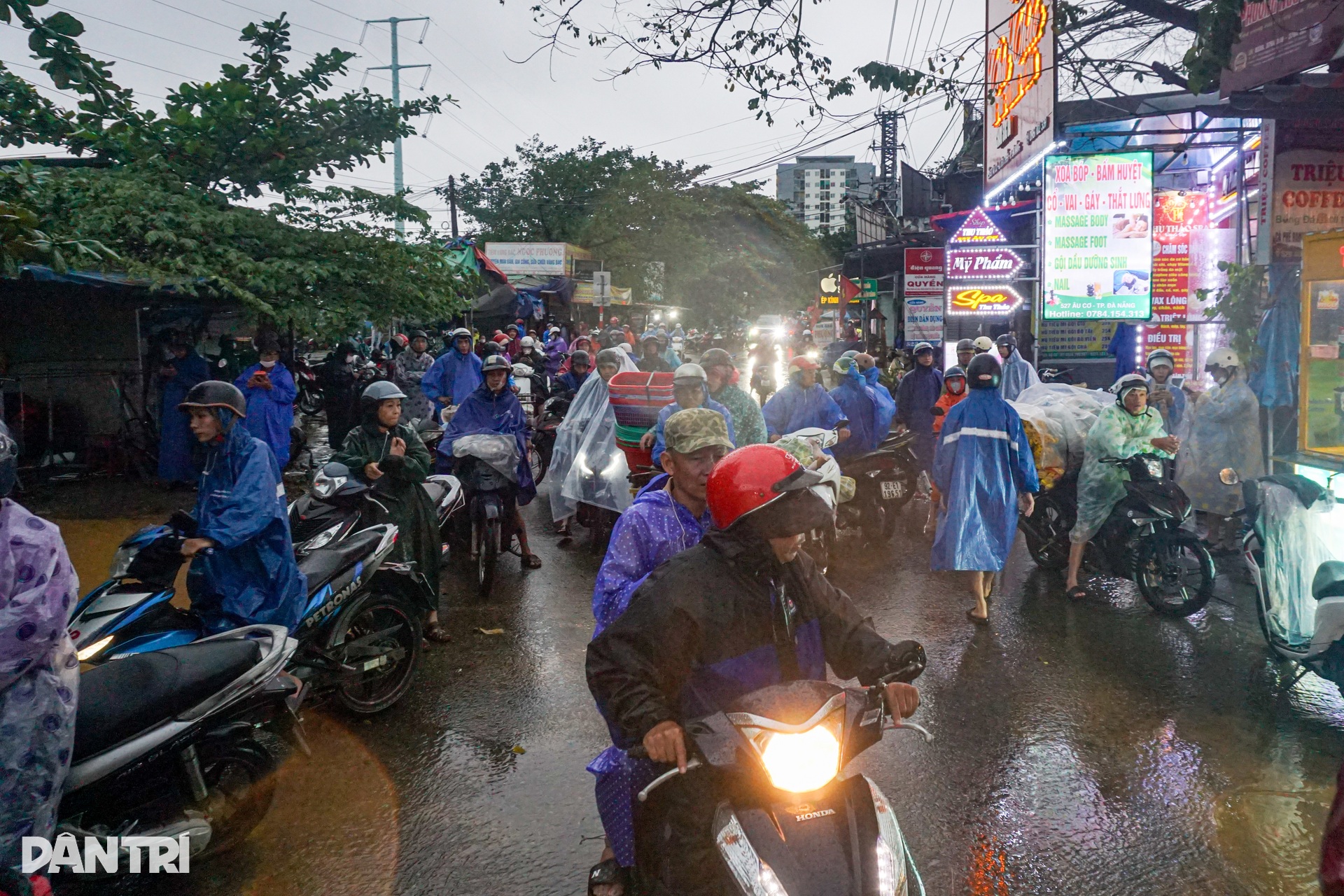 Lũ chảy cuồn cuộn ở Đà Nẵng, dân dìu nhau băng qua dòng nước xiết - 8 Lũ chảy cuồn cuộn ở Đà Nẵng, dân dìu nhau băng qua dòng nước xiết - 8