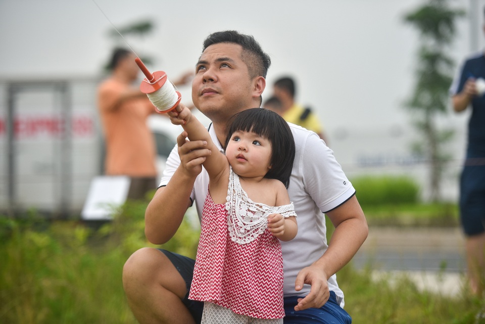 Hà Nội: Hàng trăm người vào khu vực riêng, cấm xâm phạm để thả diều - 8 Hà Nội: Hàng trăm người vào khu vực riêng, cấm xâm phạm để thả diều - 8