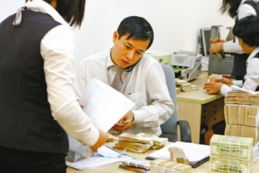 Ngân hàng đua nhau giảm lương lãnh đạo 