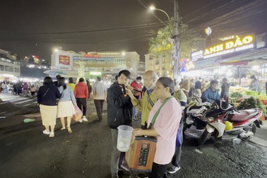 Chủ tịch trẻ thổi sáo vỉa hè, giúp ông cụ kiếm tiền ở chợ đêm Đà Lạt