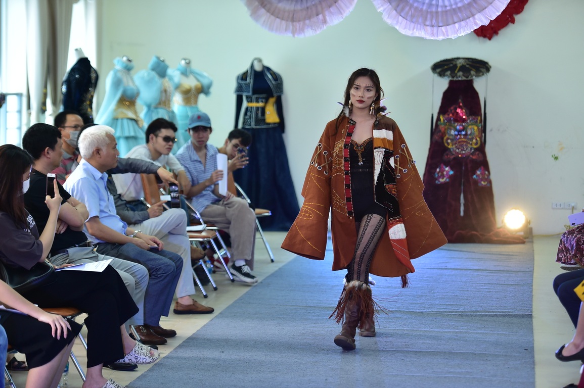 Màn trình diễn thời trang phi giới tính do sinh viên Hà Nội thiết kế - 6