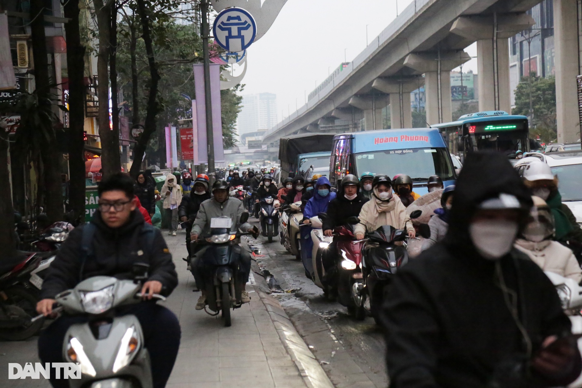 Giao thông Hà Nội ùn tắc ngày giáp Tết, CSGT căng mình phân luồng - 11 Giao thông Hà Nội ùn tắc ngày giáp Tết, CSGT căng mình phân luồng - 11
