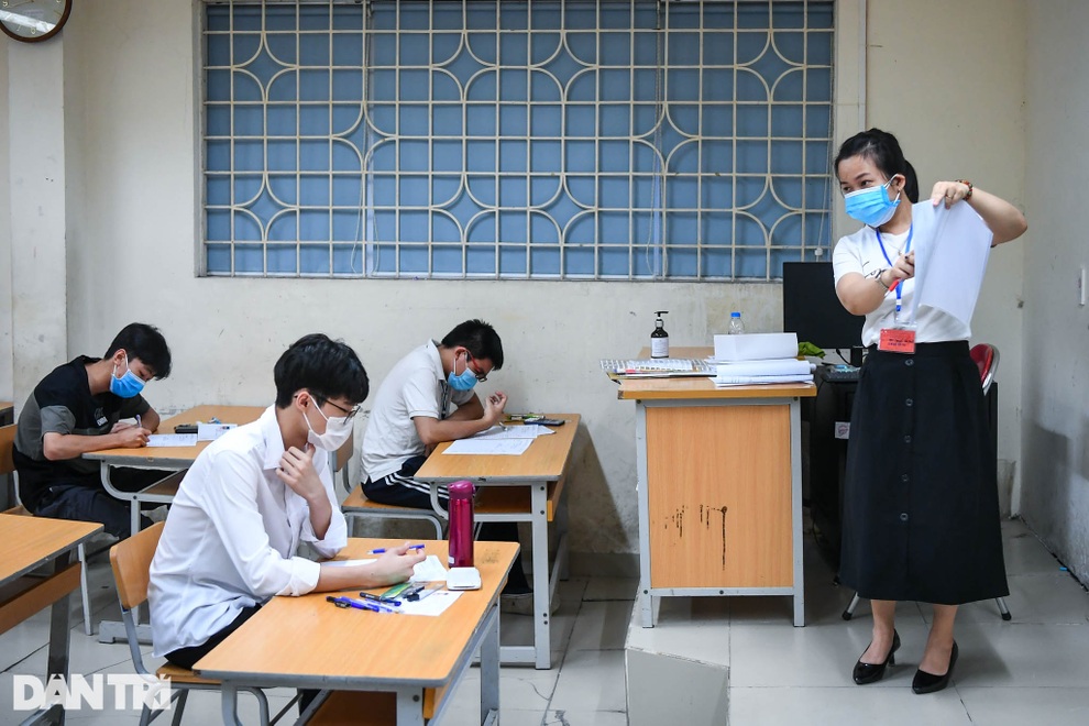 Thí sinh Hà Nội căng thẳng trước giờ làm bài hai môn cuối vào lớp 10 - 11