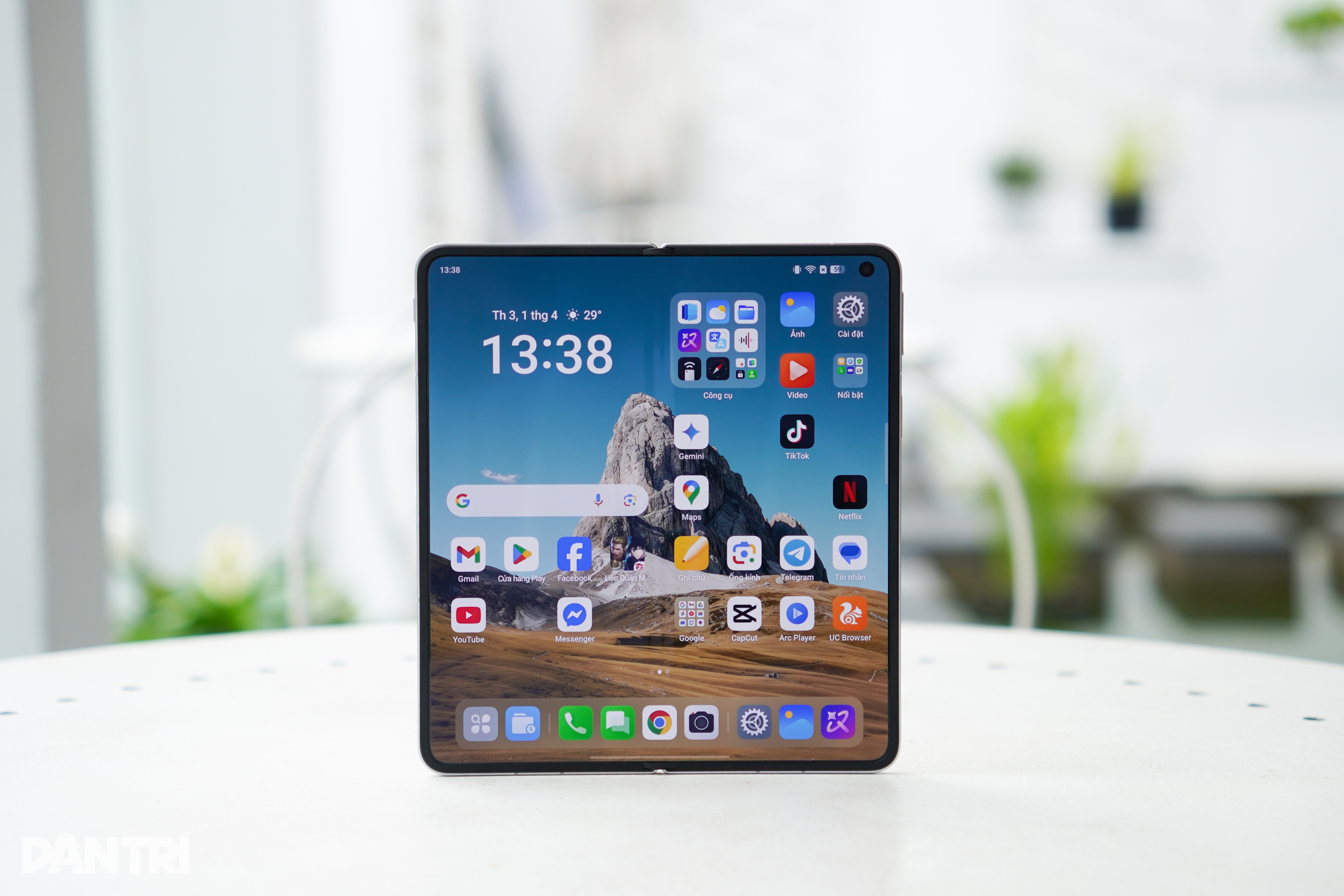 View - OPPO Find N5: Thiết bị tái định nghĩa điện thoại màn hình gập | Báo Dân trí