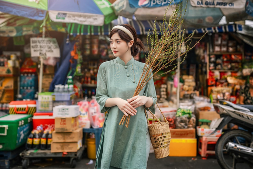 Cùng hoa khôi xuống phố đón Tết Quý Mão an nhiên - 2 Cùng hoa khôi xuống phố đón Tết Quý Mão an nhiên - 2