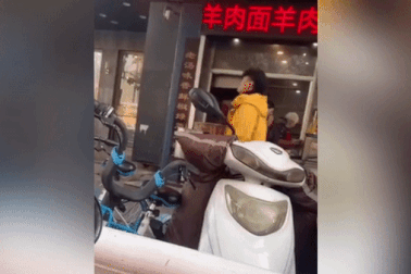 Nhân viên ném phần xương đã ăn vào chảo để nấu lại đồ ăn cho khách