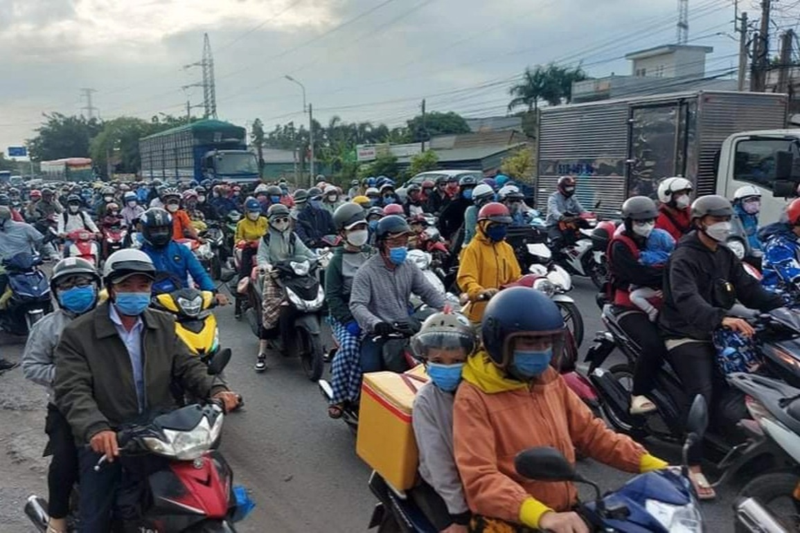 Công nhân ấm lòng nhận nước, sữa trên đường trở lại TPHCM - 1 Công nhân ấm lòng nhận nước, sữa trên đường trở lại TPHCM - 1