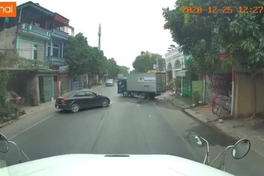 Khó hiểu tình huống xe con lấn làn, tông trực diện vào xe tải ngược chiều