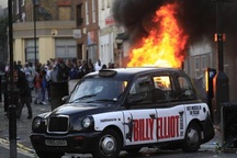 Bạo loạn lan ra ngoài London, Thủ tướng Anh họp khẩn Quốc hội