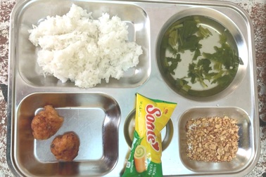 Xôn xao khay cơm bán trú chỉ có ít muối lạc và 2 miếng thịt viên