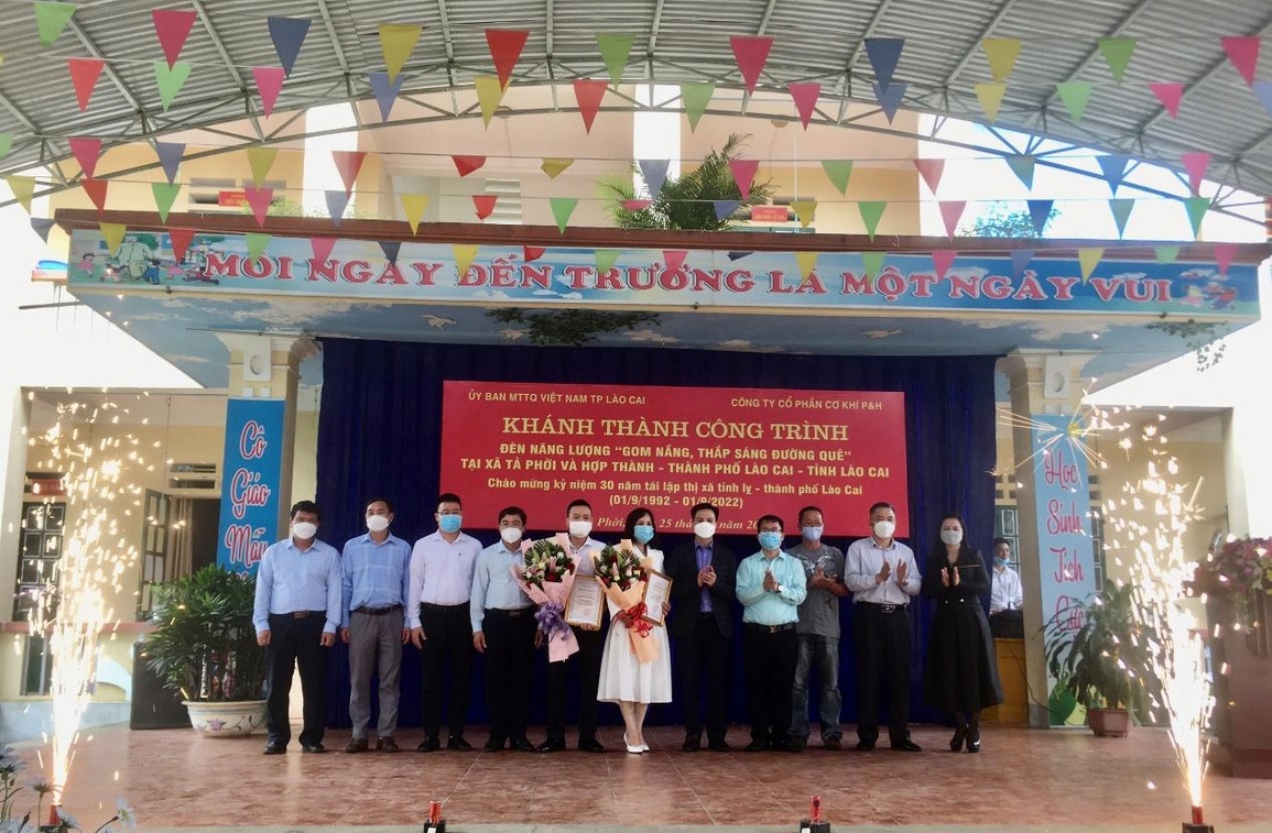 Lào Cai: Khánh thành công trình đèn năng lượng Gom nắng, thắp sáng đường quê - 3 Lào Cai: Khánh thành công trình đèn năng lượng Gom nắng, thắp sáng đường quê - 3