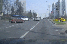 Vượt đèn đỏ, người đi xe đạp bị ô tô tông trúng