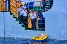 Thiêng liêng phút tưởng niệm các anh hùng liệt sĩ hi sinh ở Trường Sa