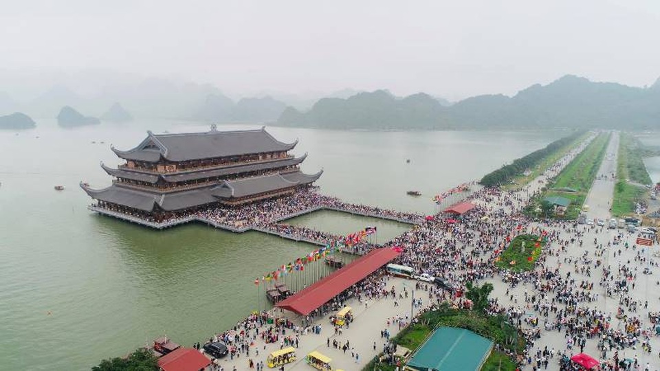Biển người đổ về chùa Tam Chúc ngày cuối tuần - 3 Biển người đổ về chùa Tam Chúc ngày cuối tuần - 3