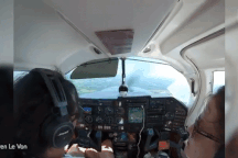 Thót tim chứng kiến khoảnh khắc máy bay bất ngờ gặp nạn trên không trung