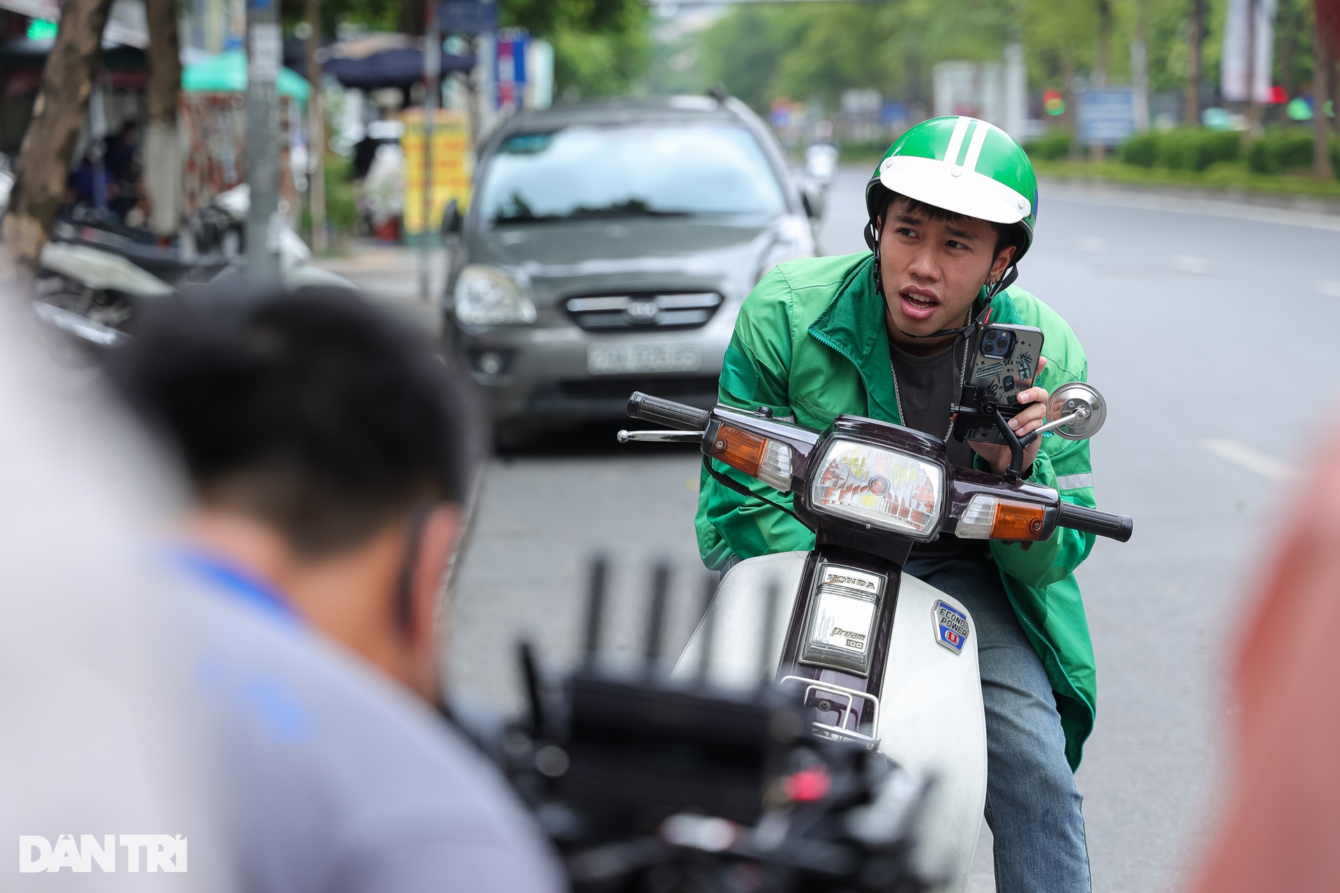 Con trai Vân Dung vào vai cậu ấm Chải: Ăn cơm hộp, chạy mưa ở trường quay - 12 Con trai Vân Dung vào vai cậu ấm Chải: Ăn cơm hộp, chạy mưa ở trường quay - 12