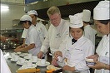 Sinh viên tốt nghiệp đại học vẫn cần thêm bằng trung cấp nghề