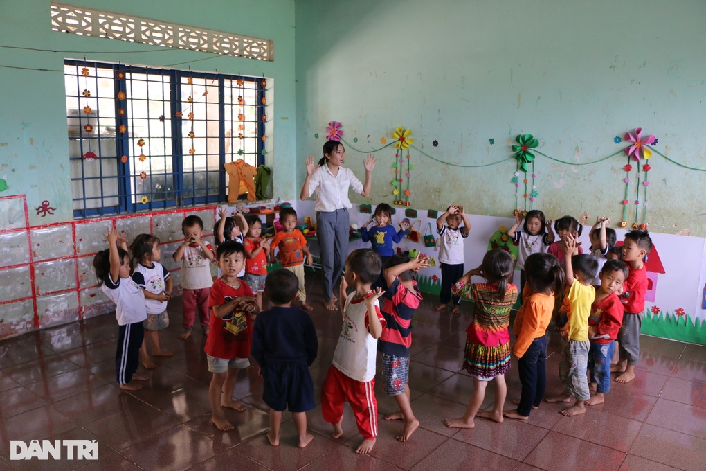 Nhà ba con, chỉ một con được đi học do thiếu giáo viên - 5 Nhà ba con, chỉ một con được đi học do thiếu giáo viên - 5