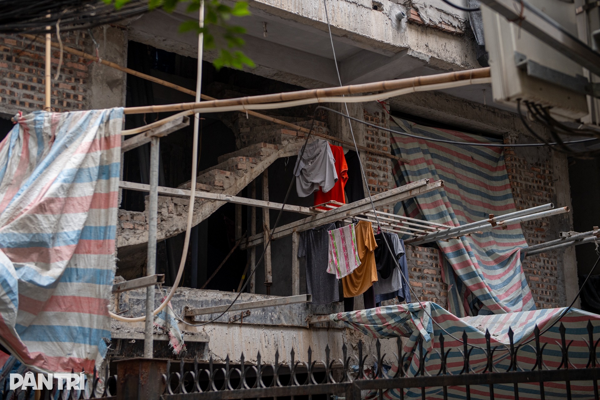 Hiểm nguy từ giàn giáo xây dựng treo lơ lửng trên đầu người dân Thủ đô - 2 Hiểm nguy từ giàn giáo xây dựng treo lơ lửng trên đầu người dân Thủ đô - 2