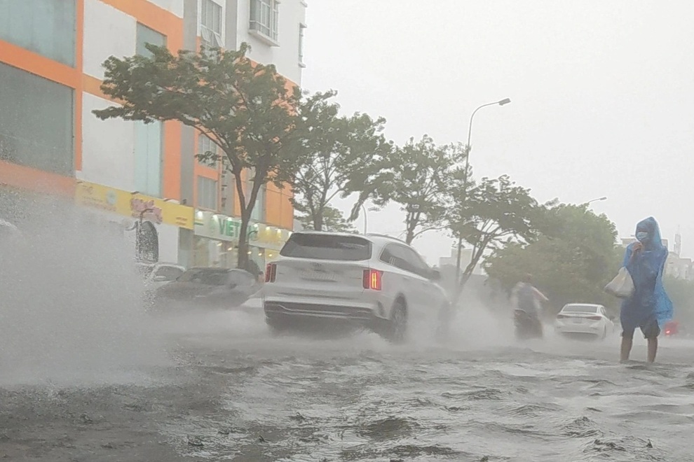 Mưa xối xả, nhiều tuyến đường ở Đà Nẵng ngập nặng - 3 Mưa xối xả, nhiều tuyến đường ở Đà Nẵng ngập nặng - 3