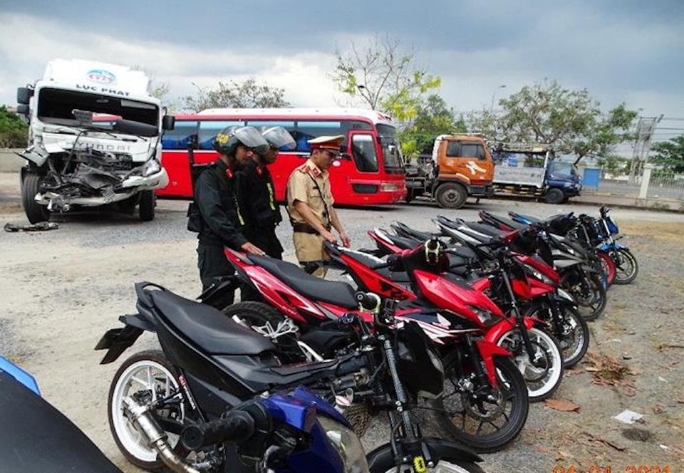 Nhiều ô tô chặn 2 đầu đường để quái xế đua xe - 2 Nhiều ô tô chặn 2 đầu đường để quái xế đua xe - 2