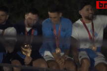 Messi và các ngôi sao Argentina suýt gặp tai nạn trên xe buýt