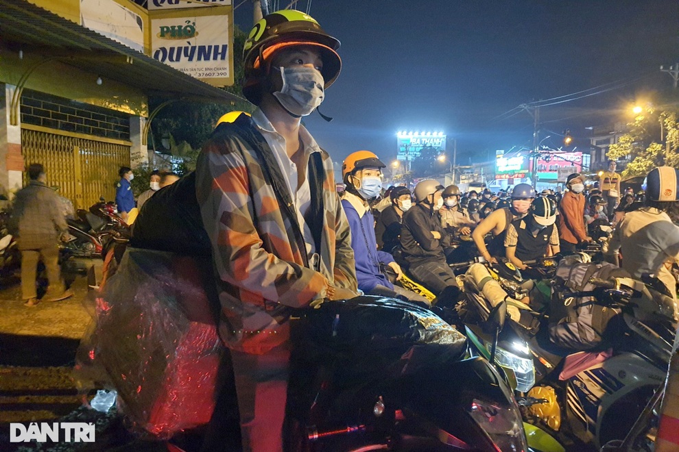 Bà bầu, trẻ nhỏ vật vã giữa dòng người ùn tắc ở cửa ngõ TPHCM trong đêm - 6 Bà bầu, trẻ nhỏ vật vã giữa dòng người ùn tắc ở cửa ngõ TPHCM trong đêm - 6