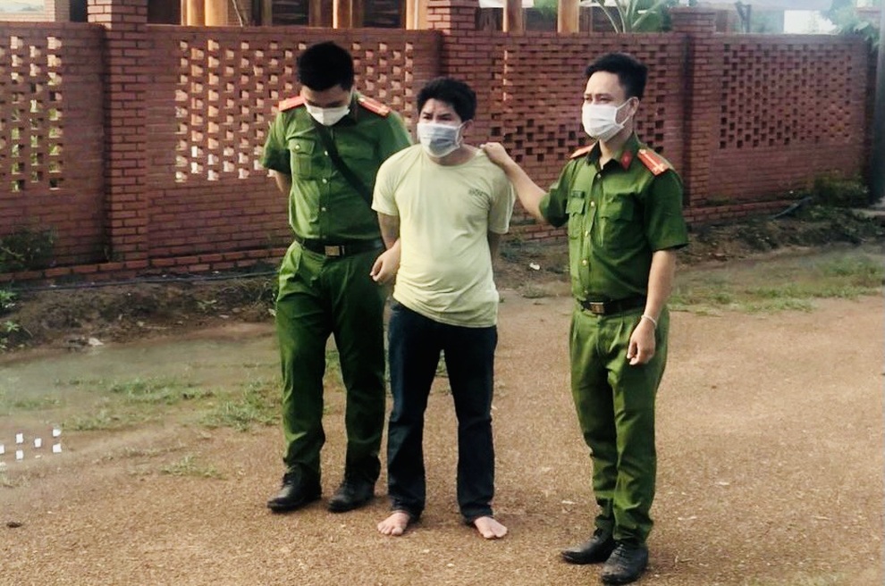 Bắt giam hai cha con chém đứt gần lìa tay thượng úy công an - 2 Bắt giam hai cha con chém đứt gần lìa tay thượng úy công an - 2