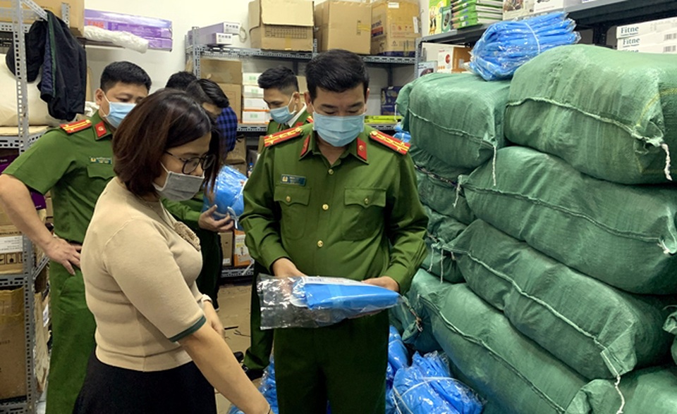 Khởi tố 3 đối tượng làm giả hàng nghìn bộ đồ phòng dịch ở Hà Nội - 2 Khởi tố 3 đối tượng làm giả hàng nghìn bộ đồ phòng dịch ở Hà Nội - 2