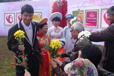 12 cặp đôi khuyết tật, mồ côi và một đám cưới tập thể