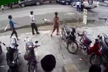 Tranh cãi tình huống xe Mazda 3 lật ngửa sau cú đâm ngang sườn Toyota Camry