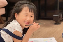 Cô bé 7 tuổi biết 4 thứ tiếng sắp ra mắt sách "Bí mật học ngoại ngữ của tớ"