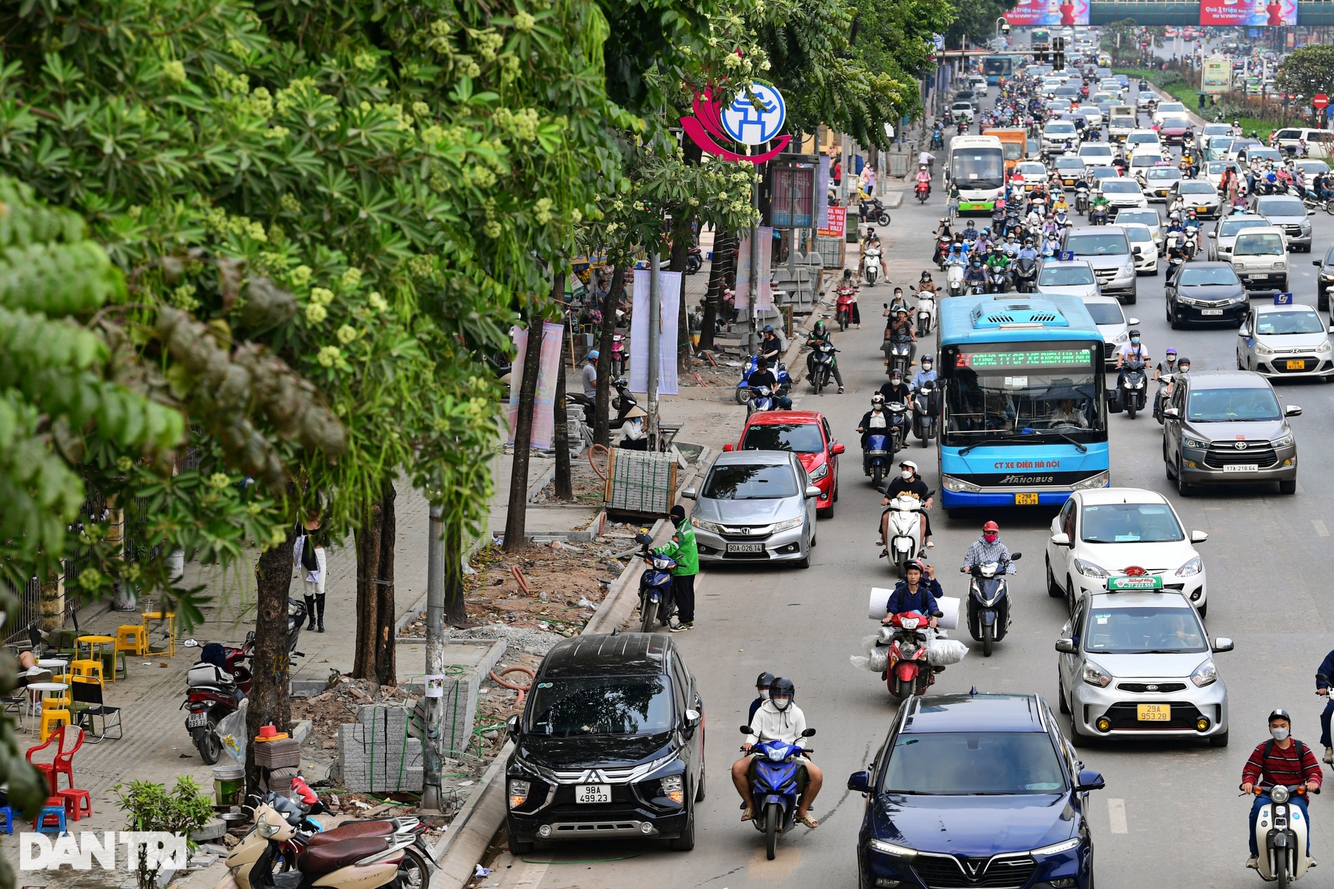 Người dân khổ sở vì vỉa hè đường đẹp nhất Việt Nam bị đào bới dở dang - 1 Người dân khổ sở vì vỉa hè đường đẹp nhất Việt Nam bị đào bới dở dang - 1