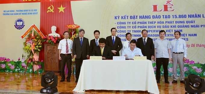 Bộ trưởng Đào Ngọc Dung chứng kiến Lễ ký kết đặt hàng đào tạo nghề, cung ứng nguồn nhân lực giữa Trường Cao đẳng Kỹ nghệ Dung Quất với Công ty Cổ phần Thép Hòa Phát Dung Quất và một số doanh nghiệp trên địa bàn tỉnh.