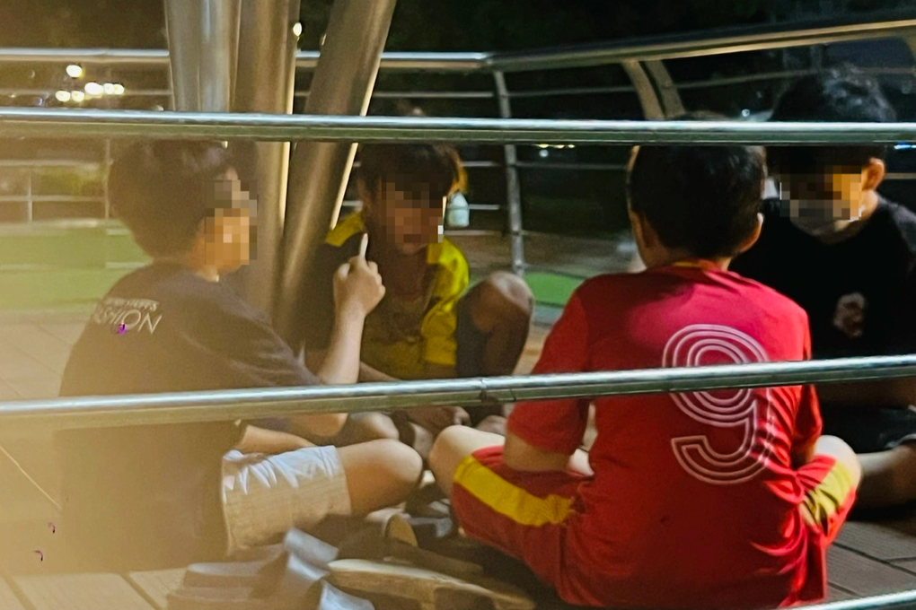 Thấy gì khi thầy giáo lột đồ, tát học trò vì hút thuốc lá được cổ vũ? - 1 Thấy gì khi thầy giáo lột đồ, tát học trò vì hút thuốc lá được cổ vũ? - 1
