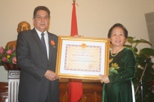 Trao tặng huân chương hữu nghị cho Đại sứ Cuba