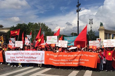 Budapest: Ngày Chủ nhật rực rỡ sắc cờ đỏ sao vàng