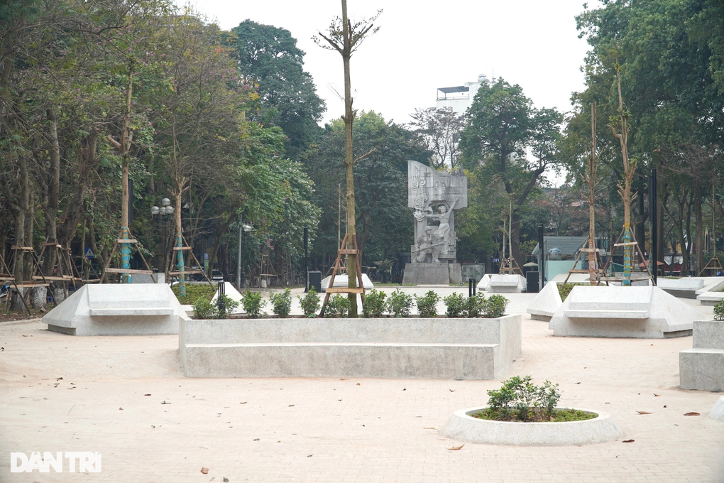 Vườn hoa Hàng Đậu như lô cốt, giống phim trường Đào, phở và piano - 1 Vườn hoa Hàng Đậu như lô cốt, giống phim trường Đào, phở và piano - 1