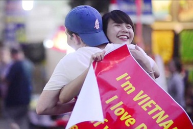 Gặp nữ sinh xinh đẹp "ôm vì hòa bình"