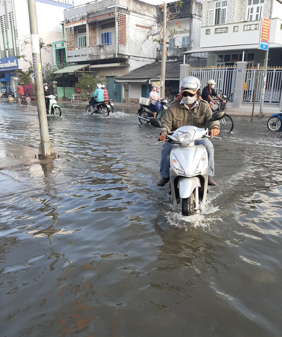 Triều cường “bủa vây” khiến một thị trấn ngập nặng ở Sóc Trăng! - 4 Triều cường “bủa vây” khiến một thị trấn ngập nặng ở Sóc Trăng! - 4
